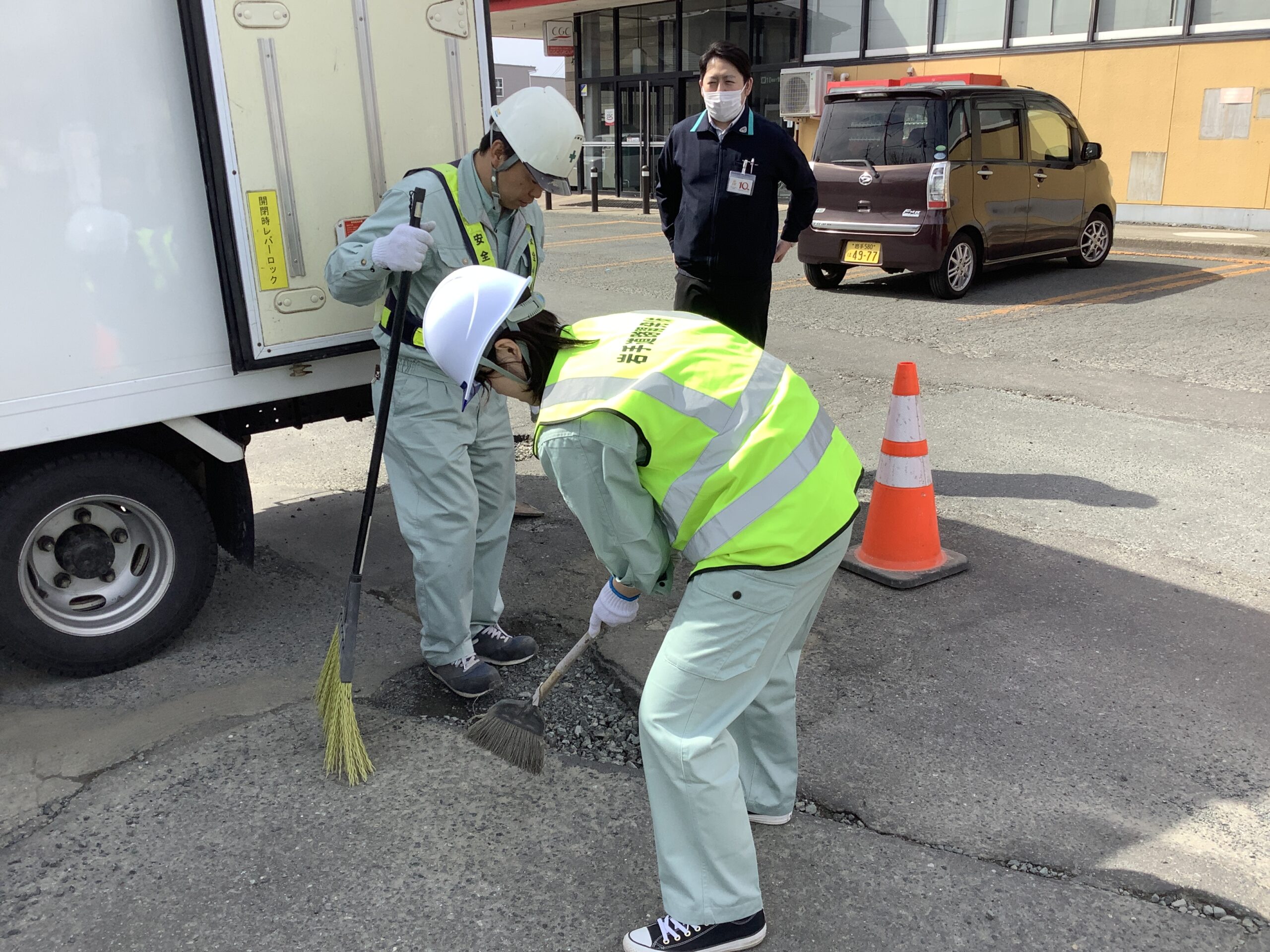 総務部Rが常温合材エースパッチ施工現場へ